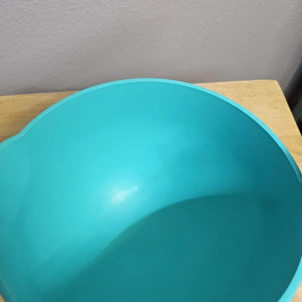 Pampered Chef Turquoise Plastic Mixing Bowl 9